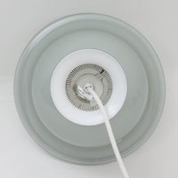 北欧より買い付けた、Holmgaard社製(現Royal Copenhagen)ビンテージランプです。「Kropendel」シリーズです。シリーズ名の「Kropendel」は、「命の源」を意味し、まさにその名の通り、空間に生命力を吹き込むような魅力を持っています。このシリーズは、Holmegaardならではの厚みのある高品質なオパールガラスが使用されており、職人によってひとつひとつ手作業で仕上げられています。光を受けて美しく反射するガラスの質感と、シンプルでありながら存在感のあるデザインが、どんな空間にも調和します。