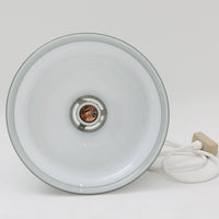 北欧より買い付けた、Holmgaard社製(現Royal Copenhagen)ビンテージランプです。「Kropendel」シリーズです。シリーズ名の「Kropendel」は、「命の源」を意味し、まさにその名の通り、空間に生命力を吹き込むような魅力を持っています。このシリーズは、Holmegaardならではの厚みのある高品質なオパールガラスが使用されており、職人によってひとつひとつ手作業で仕上げられています。光を受けて美しく反射するガラスの質感と、シンプルでありながら存在感のあるデザインが、どんな空間にも調和します。