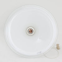 北欧より買い付けた、ホルムガード社製(現Royal Copenhagen)ビンテージランプです。ガラス製のペンダントライト「Etude Pendel」。パールホワイトのガラスとクリアエッジの組み合わせにより、灯りを点けると柔らかく温かみのある光が広がり、空間にやさしい印象をもたらします。シェード外周に細かい擦れや製造時の練りムラなど見られますが、全体としてはビンテージ品として良好なコンディションです。