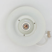 デンマークの照明メーカーTop Lamperが手掛けた「Model 744」ペンダントライト。アルミ製シェードを幾重にも重ねた北欧照明らしい構造が特徴で、光源を直接見せずに柔らかな光を広げる設計が魅力です。直径27cmの扱いやすいサイズながら、洗練されたフォルムが空間に上品な存在感をもたらします。ダイニングやキッチンカウンターはもちろん、複数灯でのコーディネートにもおすすめ。シンプルな造形の中に機能美が息づく、北欧ビンテージならではの一灯です。