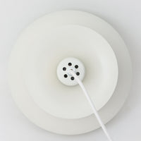 デンマークの照明メーカーTop Lamperが手掛けた「Model 744」ペンダントライト。アルミ製シェードを幾重にも重ねた北欧照明らしい構造が特徴で、光源を直接見せずに柔らかな光を広げる設計が魅力です。直径27cmの扱いやすいサイズながら、洗練されたフォルムが空間に上品な存在感をもたらします。ダイニングやキッチンカウンターはもちろん、複数灯でのコーディネートにもおすすめ。シンプルな造形の中に機能美が息づく、北欧ビンテージならではの一灯です。