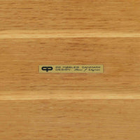 Hans J. Wegnerがデザインし、PP Moblerが製造したAT45のキャスターワゴンです。明るく温かなオーク材を用い、上下2段の棚板と四隅のキャスターを組み合わせた、移動性に優れた実用的な構成が特徴。上段には持ち手を兼ねる開口部が設けられ、緩やかに湾曲する側板や丸みのある支柱など、ウェグナーらしい柔らかな造形と丁寧な木工技術が感じられます。経年によって深まった木肌を楽しみながら、キッチンやダイニング、リビングで配膳や収納に活躍する一台です。