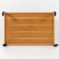 Hans J. Wegnerがデザインし、PP Moblerが製造したAT45のキャスターワゴンです。明るく温かなオーク材を用い、上下2段の棚板と四隅のキャスターを組み合わせた、移動性に優れた実用的な構成が特徴。上段には持ち手を兼ねる開口部が設けられ、緩やかに湾曲する側板や丸みのある支柱など、ウェグナーらしい柔らかな造形と丁寧な木工技術が感じられます。経年によって深まった木肌を楽しみながら、キッチンやダイニング、リビングで配膳や収納に活躍する一台です。