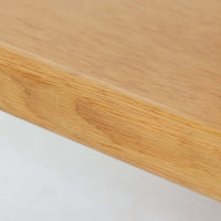 Hans J. Wegnerがデザインし、PP Moblerが製造したAT45のキャスターワゴンです。明るく温かなオーク材を用い、上下2段の棚板と四隅のキャスターを組み合わせた、移動性に優れた実用的な構成が特徴。上段には持ち手を兼ねる開口部が設けられ、緩やかに湾曲する側板や丸みのある支柱など、ウェグナーらしい柔らかな造形と丁寧な木工技術が感じられます。経年によって深まった木肌を楽しみながら、キッチンやダイニング、リビングで配膳や収納に活躍する一台です。