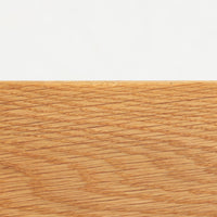Dannor社による、オーク材を使用した北欧ビンテージのローボードです。明るくナチュラルな色合いと、表情豊かな木目が美しく、木の温もりを存分に感じられる一品です。前面には細い木製の部材を連ねた蛇腹扉を採用し、縦方向に整然と並ぶラインがデザインのアクセントになっています。扉は左右にスライドして本体内部に収まる構造で、開閉時にも手前のスペースを取らず、すっきりとお使いいただけます。内部は左右に仕切られ、棚板と引き出し式のトレーを備えた実用的な設計。リビングでの収納家具やテレビボードとしてはもちろん、食器や日用品を整理するサイドボードとしても活躍します。シンプルでありながら丁寧な木工技術が感じられる、味わい深い佇まいが魅力です。