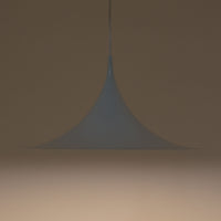 Fog & Morupの「Semi」、Claus Bonderup & Torsten Thorupによるデザインのデンマーク製ビンテージペンダントライトです。アルミ製のシェードは、中心から裾へ向かって大きく弧を描くシャープで流麗なフォルムが特徴。無駄を削ぎ落とした造形は見る角度によって印象が変わり、ワイドなシェードから下方へ広がる光が空間を心地よく照らします。ダイニングテーブル上などに取り入れやすく、北欧モダンらしい存在感を楽しめる一灯です。