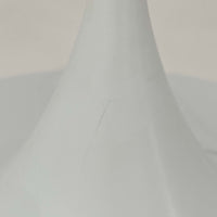 Fog & Morupの「Semi」、Claus Bonderup & Torsten Thorupによるデザインのデンマーク製ビンテージペンダントライトです。アルミ製のシェードは、中心から裾へ向かって大きく弧を描くシャープで流麗なフォルムが特徴。無駄を削ぎ落とした造形は見る角度によって印象が変わり、ワイドなシェードから下方へ広がる光が空間を心地よく照らします。ダイニングテーブル上などに取り入れやすく、北欧モダンらしい存在感を楽しめる一灯です。