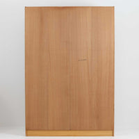 オーク材の明るく穏やかな木目を生かした、北欧ビンテージのハイブックシェルフです。左右2列に分けた端正な構成と、細身の棚板による軽やかな佇まいが特徴で、高さのある収納家具ながら圧迫感を抑えたデザインに仕上げられています。幅121cmのゆとりあるサイズで収納力も高く、書籍はもちろん、器やオブジェ、コレクションなどを飾るディスプレイ棚としても活躍します。年月を重ねた木肌の風合いとシンプルな造形が調和し、幅広いインテリアに取り入れやすい一台です。