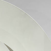 Top Lamperによるデンマーク製のビンテージペンダントライトです。スチール製のシェードを幾層にも重ねた構造が特徴で、光源を直接見せにくくしながら、シェードの隙間から柔らかな光を広げる機能的なデザイン。直径37cmのバランスのよいサイズと、アイボリー系の落ち着いた色合いが空間に自然になじみます。ダイニングやリビングの主照明として取り入れやすく、精緻なシェード構成と端正な佇まいに北欧ビンテージならではの魅力を感じられる一灯です。