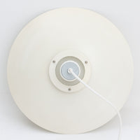 Top Lamperによるデンマーク製のビンテージペンダントライトです。スチール製のシェードを幾層にも重ねた構造が特徴で、光源を直接見せにくくしながら、シェードの隙間から柔らかな光を広げる機能的なデザイン。直径37cmのバランスのよいサイズと、アイボリー系の落ち着いた色合いが空間に自然になじみます。ダイニングやリビングの主照明として取り入れやすく、精緻なシェード構成と端正な佇まいに北欧ビンテージならではの魅力を感じられる一灯です。