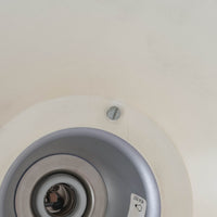 Design Lightの「Riva」は、デンマーク製のビンテージペンダントライトです。スチール製のシェードは、上部から裾へ滑らかに広がる優美なフォルムが特徴で、途中に配されたパープル系のラインがさりげないアクセントになっています。直径25cmのコンパクトなサイズながら造形的な存在感があり、ダイニングやキッチン、カウンターなどにも取り入れやすいデザイン。柔らかなアイボリー系の色合いと流麗なシルエットが、北欧ビンテージらしい趣を感じさせる一灯です。