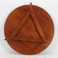 Hans J. Wegnerがデザインし、Andreas Tuckが製造を手掛けたAT8。チーク材の円形天板とオーク材の脚部を組み合わせ、異なる木材の表情を巧みに生かした一台です。直径98cmの伸びやかな天板を、外側へ緩やかに開く4本のテーパードレッグが軽快に支えるシンプルな構成で、素材とプロポーションの美しさが際立ちます。ソファを囲むリビングの主役として取り入れやすく、ウェグナーらしい端正な造形と年月を重ねた木部の風合いを味わえるビンテージ品です。
