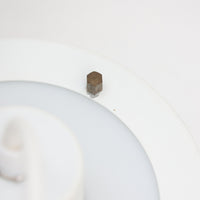 デンマーク製のビンテージペンダントライトです。アルミ製のシェードを幾重にも重ねた特徴的な構造で、直径15cmのコンパクトなサイズながら立体感のある佇まいが魅力。ホワイトで統一された端正なフォルムは圧迫感が少なく、複数のシェードが光源を覆うことで直接光を抑えながら周囲へ光を広げます。北欧らしい機能性と造形美を感じさせ、ダイニングやキッチン、カウンターなどのポイント照明にも取り入れやすい一灯です。