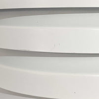 デンマーク製のビンテージペンダントライトです。アルミ製のシェードを幾重にも重ねた特徴的な構造で、直径15cmのコンパクトなサイズながら立体感のある佇まいが魅力。ホワイトで統一された端正なフォルムは圧迫感が少なく、複数のシェードが光源を覆うことで直接光を抑えながら周囲へ光を広げます。北欧らしい機能性と造形美を感じさせ、ダイニングやキッチン、カウンターなどのポイント照明にも取り入れやすい一灯です。