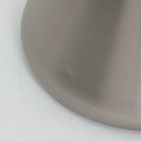 デンマーク製のビンテージペンダントライトです。スチール製のシェードに天然木を組み合わせ、異素材のコントラストが印象的なデザイン。緩やかに広がるシェードと丸みを持たせた縁のフォルムは、シンプルながら存在感があります。直径18cmとコンパクトで、ダイニングやキッチンカウンター、玄関などのポイント照明にもおすすめ。木部の温かな表情と金属の端正な質感が調和した、北欧ビンテージらしい一灯です。