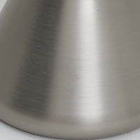 デンマーク製のビンテージペンダントライトです。スチール製のシェードに天然木を組み合わせ、異素材のコントラストが印象的なデザイン。緩やかに広がるシェードと丸みを持たせた縁のフォルムは、シンプルながら存在感があります。直径18cmとコンパクトで、ダイニングやキッチンカウンター、玄関などのポイント照明にもおすすめ。木部の温かな表情と金属の端正な質感が調和した、北欧ビンテージらしい一灯です。