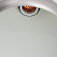 デンマーク製のビンテージペンダントライトです。スチール製のシェードに天然木を組み合わせ、異素材のコントラストが印象的なデザイン。緩やかに広がるシェードと丸みを持たせた縁のフォルムは、シンプルながら存在感があります。直径18cmとコンパクトで、ダイニングやキッチンカウンター、玄関などのポイント照明にもおすすめ。木部の温かな表情と金属の端正な質感が調和した、北欧ビンテージらしい一灯です。