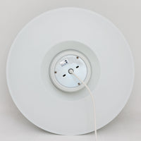 Nordisk Solar社の「Verona」、Svend Middelboe(スヴェン・ミデルボー)によるデザインのビンテージペンダントライトです。アルミ製のシェードを幾層にも重ねた特徴的な構造により、光源を直接見せず、隙間から柔らかな光を広げる設計。直径50cmの存在感あるサイズながら、ホワイトの端正な仕上げが軽やかな印象を与えます。ダイニングテーブル上など空間の主役となる照明として、北欧デザインならではの機能美を楽しめる一灯です。