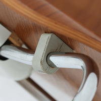 アルネ・ヤコブセンがデザインし、Fritz Hansenが製造した「T Chair」です。チーク材の成形合板による背座一体型のシェルは、背面上部を左右に広げた特徴的なシルエットと、身体に沿う緩やかな曲面が魅力。細身の金属脚との組み合わせが軽快で、ダイニングはもちろん、書斎や玄関のアクセントチェアにもおすすめです。美しい木目と時を重ねた風合い、合理的な構造に宿る北欧ビンテージらしい存在感を楽しめます。