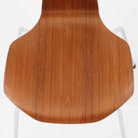アルネ・ヤコブセンがデザインし、Fritz Hansenが製造した「T Chair」です。チーク材の成形合板による背座一体型のシェルは、背面上部を左右に広げた特徴的なシルエットと、身体に沿う緩やかな曲面が魅力。細身の金属脚との組み合わせが軽快で、ダイニングはもちろん、書斎や玄関のアクセントチェアにもおすすめです。美しい木目と時を重ねた風合い、合理的な構造に宿る北欧ビンテージらしい存在感を楽しめます。