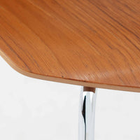 アルネ・ヤコブセンがデザインし、Fritz Hansenが製造した「T Chair」です。チーク材の成形合板による背座一体型のシェルは、背面上部を左右に広げた特徴的なシルエットと、身体に沿う緩やかな曲面が魅力。細身の金属脚との組み合わせが軽快で、ダイニングはもちろん、書斎や玄関のアクセントチェアにもおすすめです。美しい木目と時を重ねた風合い、合理的な構造に宿る北欧ビンテージらしい存在感を楽しめます。