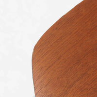 アルネ・ヤコブセンがデザインし、Fritz Hansenが製造した「T Chair」です。チーク材の成形合板による背座一体型のシェルは、背面上部を左右に広げた特徴的なシルエットと、身体に沿う緩やかな曲面が魅力。細身の金属脚との組み合わせが軽快で、ダイニングはもちろん、書斎や玄関のアクセントチェアにもおすすめです。美しい木目と時を重ねた風合い、合理的な構造に宿る北欧ビンテージらしい存在感を楽しめます。