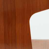 アルネ・ヤコブセンがデザインし、Fritz Hansenが製造した「T Chair」です。チーク材の成形合板による背座一体型のシェルは、背面上部を左右に広げた特徴的なシルエットと、身体に沿う緩やかな曲面が魅力。細身の金属脚との組み合わせが軽快で、ダイニングはもちろん、書斎や玄関のアクセントチェアにもおすすめです。美しい木目と時を重ねた風合い、合理的な構造に宿る北欧ビンテージらしい存在感を楽しめます。