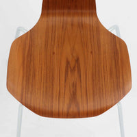 アルネ・ヤコブセンがデザインし、Fritz Hansenが製造した「T Chair」です。チーク材の成形合板による背座一体型のシェルは、背面上部を左右に広げた特徴的なシルエットと、身体に沿う緩やかな曲面が魅力。細身の金属脚との組み合わせが軽快で、ダイニングはもちろん、書斎や玄関のアクセントチェアにもおすすめです。美しい木目と時を重ねた風合い、合理的な構造に宿る北欧ビンテージらしい存在感を楽しめます。
