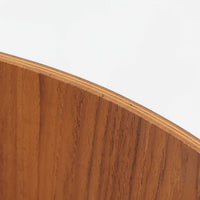 アルネ・ヤコブセンがデザインし、Fritz Hansenが製造した「T Chair」です。チーク材の成形合板による背座一体型のシェルは、背面上部を左右に広げた特徴的なシルエットと、身体に沿う緩やかな曲面が魅力。細身の金属脚との組み合わせが軽快で、ダイニングはもちろん、書斎や玄関のアクセントチェアにもおすすめです。美しい木目と時を重ねた風合い、合理的な構造に宿る北欧ビンテージらしい存在感を楽しめます。
