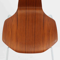 アルネ・ヤコブセンがデザインし、Fritz Hansenが製造した「T Chair」です。チーク材の成形合板による背座一体型のシェルは、背面上部を左右に広げた特徴的なシルエットと、身体に沿う緩やかな曲面が魅力。細身の金属脚との組み合わせが軽快で、ダイニングはもちろん、書斎や玄関のアクセントチェアにもおすすめです。美しい木目と時を重ねた風合い、合理的な構造に宿る北欧ビンテージらしい存在感を楽しめます。