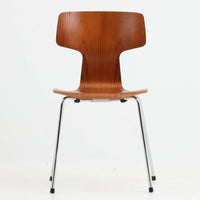 アルネ・ヤコブセンがデザインし、Fritz Hansenが製造した「T Chair」です。チーク材の成形合板による背座一体型のシェルは、背面上部を左右に広げた特徴的なシルエットと、身体に沿う緩やかな曲面が魅力。細身の金属脚との組み合わせが軽快で、ダイニングはもちろん、書斎や玄関のアクセントチェアにもおすすめです。美しい木目と時を重ねた風合い、合理的な構造に宿る北欧ビンテージらしい存在感を楽しめます。