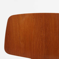 アルネ・ヤコブセンがデザインし、Fritz Hansenが製造した「T Chair」です。チーク材の成形合板による背座一体型のシェルは、背面上部を左右に広げた特徴的なシルエットと、身体に沿う緩やかな曲面が魅力。細身の金属脚との組み合わせが軽快で、ダイニングはもちろん、書斎や玄関のアクセントチェアにもおすすめです。美しい木目と時を重ねた風合い、合理的な構造に宿る北欧ビンテージらしい存在感を楽しめます。