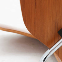 アルネ・ヤコブセンがデザインし、Fritz Hansenが製造した「T Chair」です。チーク材の成形合板による背座一体型のシェルは、背面上部を左右に広げた特徴的なシルエットと、身体に沿う緩やかな曲面が魅力。細身の金属脚との組み合わせが軽快で、ダイニングはもちろん、書斎や玄関のアクセントチェアにもおすすめです。美しい木目と時を重ねた風合い、合理的な構造に宿る北欧ビンテージらしい存在感を楽しめます。