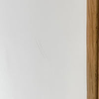 北欧ビンテージのオーク無垢材を使用したミラーです。明るく温かみのある色合いと、天然木ならではの美しい木目が魅力で、年月を重ねることで生まれた味わい深い風合いが感じられます。すっきりとした長方形のフォルムに、木の質感を生かしたシンプルなフレームが調和し、飽きのこない洗練された佇まいに仕上がっています。壁掛けとしてはもちろん、壁に立て掛けて使用することもでき、玄関や寝室、リビングなどさまざまな空間で活躍します。全身の身だしなみを確認する姿見としても使いやすく、空間に自然な広がりと明るさをもたらしてくれる、実用性と装飾性を兼ね備えた一品です。