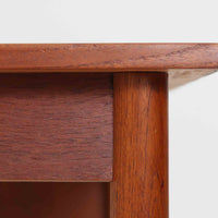 デンマークのHundevad & Co社によるバタフライ式のダイニングテーブルは、希少なチーク材を使用した上品な佇まいと、幅133cmから195cmへと片側の拡張板でサイズ調整が可能な機能性が魅力の一台です。普段はコンパクトに、必要に応じて天板を広げて使える設計は、日常から来客時まで幅広く活躍します。直線的なフレームと繊細な脚部が調和し、空間に北欧ビンテージらしい落ち着きと温かみを添えてくれます。