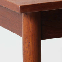 デンマークのHundevad & Co社によるバタフライ式のダイニングテーブルは、希少なチーク材を使用した上品な佇まいと、幅133cmから195cmへと片側の拡張板でサイズ調整が可能な機能性が魅力の一台です。普段はコンパクトに、必要に応じて天板を広げて使える設計は、日常から来客時まで幅広く活躍します。直線的なフレームと繊細な脚部が調和し、空間に北欧ビンテージらしい落ち着きと温かみを添えてくれます。