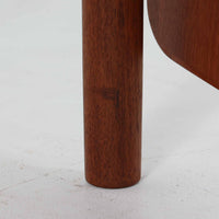 デンマークのHundevad & Co社によるバタフライ式のダイニングテーブルは、希少なチーク材を使用した上品な佇まいと、幅133cmから195cmへと片側の拡張板でサイズ調整が可能な機能性が魅力の一台です。普段はコンパクトに、必要に応じて天板を広げて使える設計は、日常から来客時まで幅広く活躍します。直線的なフレームと繊細な脚部が調和し、空間に北欧ビンテージらしい落ち着きと温かみを添えてくれます。