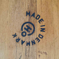 デンマークのHundevad & Co社によるバタフライ式のダイニングテーブルは、希少なチーク材を使用した上品な佇まいと、幅133cmから195cmへと片側の拡張板でサイズ調整が可能な機能性が魅力の一台です。普段はコンパクトに、必要に応じて天板を広げて使える設計は、日常から来客時まで幅広く活躍します。直線的なフレームと繊細な脚部が調和し、空間に北欧ビンテージらしい落ち着きと温かみを添えてくれます。