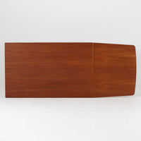 デンマークのHundevad & Co社によるバタフライ式のダイニングテーブルは、希少なチーク材を使用した上品な佇まいと、幅133cmから195cmへと片側の拡張板でサイズ調整が可能な機能性が魅力の一台です。普段はコンパクトに、必要に応じて天板を広げて使える設計は、日常から来客時まで幅広く活躍します。直線的なフレームと繊細な脚部が調和し、空間に北欧ビンテージらしい落ち着きと温かみを添えてくれます。