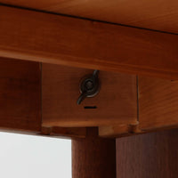 デンマークのHundevad & Co社によるバタフライ式のダイニングテーブルは、希少なチーク材を使用した上品な佇まいと、幅133cmから195cmへと片側の拡張板でサイズ調整が可能な機能性が魅力の一台です。普段はコンパクトに、必要に応じて天板を広げて使える設計は、日常から来客時まで幅広く活躍します。直線的なフレームと繊細な脚部が調和し、空間に北欧ビンテージらしい落ち着きと温かみを添えてくれます。