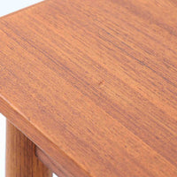 デンマークのHundevad & Co社によるバタフライ式のダイニングテーブルは、希少なチーク材を使用した上品な佇まいと、幅133cmから195cmへと片側の拡張板でサイズ調整が可能な機能性が魅力の一台です。普段はコンパクトに、必要に応じて天板を広げて使える設計は、日常から来客時まで幅広く活躍します。直線的なフレームと繊細な脚部が調和し、空間に北欧ビンテージらしい落ち着きと温かみを添えてくれます。