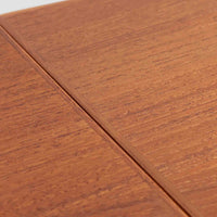 デンマークのHundevad & Co社によるバタフライ式のダイニングテーブルは、希少なチーク材を使用した上品な佇まいと、幅133cmから195cmへと片側の拡張板でサイズ調整が可能な機能性が魅力の一台です。普段はコンパクトに、必要に応じて天板を広げて使える設計は、日常から来客時まで幅広く活躍します。直線的なフレームと繊細な脚部が調和し、空間に北欧ビンテージらしい落ち着きと温かみを添えてくれます。