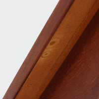 デンマークのHundevad & Co社によるバタフライ式のダイニングテーブルは、希少なチーク材を使用した上品な佇まいと、幅133cmから195cmへと片側の拡張板でサイズ調整が可能な機能性が魅力の一台です。普段はコンパクトに、必要に応じて天板を広げて使える設計は、日常から来客時まで幅広く活躍します。直線的なフレームと繊細な脚部が調和し、空間に北欧ビンテージらしい落ち着きと温かみを添えてくれます。