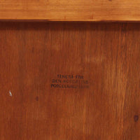デンマークの名工Severin Hansen Jr.が手がけたHaslev社製のセンターテーブルは、希少なローズウッド材とRoyal CopenhagenのTeneraシリーズの陶板を組み合わせた贅沢な一台です。滑らかな天板に埋め込まれたタイルは深みのある釉薬と抽象的な文様が美しく、彫刻的な脚部のシャープなラインと調和し、上質な空間を演出します。奥行のあるデザインはリビングの主役として、またアートピースのようにお楽しみいただけます。