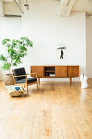 北欧デザインのラウンジチェアです。上質なチーク材フレームを丁寧に削り美しいデザインに仕上げました。ファブリックにチーク材の組み合わせが北欧らしい素敵なデザインです。背もたれは少し浅め(前傾)に設定されており、ちょっと腰をかけるというようなシチュエーションによくあいます。座面にはウェビングテープを使用し弾力がありますが柔らかすぎず長時間座っても疲れにくくなっています。