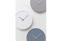 数字の代わりにタンポポ（＝dandelion）の綿毛の本数によって時刻を伝える掛け時計です。綿毛がふわふわと風に舞い散るように、流れ続ける時を表現しています。タンポポの綿毛をモチーフにした繊細なデザインが特徴のこの時計は、シルク印刷の限界とされる本体枠の際から8ｍｍの場所まで印刷することによって、時計盤面いっぱいに綿毛が舞い散るイメージを再現しています。また、樹脂枠の肉厚を通常よりも厚い4ｍｍにし、適度な重量を持たせることで、心地よい重さを感じます。カラーバリエーションは、ホワイト・グレー・ベージュの3色展開。アースカラーの落ち着いた色合いが、優しい印象を与えてくれます。