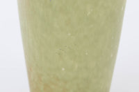 フィンランド人で彫刻家の父と、デンマーク人で陶芸家の母の元に育つGunnar Nylundはデンマークで建築を学んだ後、Bing&Grondahl窯、スウェーデンRorstrand窯に就業し、多くの作品を生み出しています。彼の作品は独特な流線型と釉薬が特徴で世界中で重宝されています。