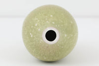 フィンランド人で彫刻家の父と、デンマーク人で陶芸家の母の元に育つGunnar Nylundはデンマークで建築を学んだ後、Bing&Grondahl窯、スウェーデンRorstrand窯に就業し、多くの作品を生み出しています。彼の作品は独特な流線型と釉薬が特徴で世界中で重宝されています。