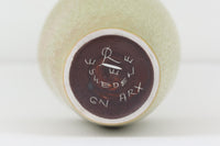 フィンランド人で彫刻家の父と、デンマーク人で陶芸家の母の元に育つGunnar Nylundはデンマークで建築を学んだ後、Bing&Grondahl窯、スウェーデンRorstrand窯に就業し、多くの作品を生み出しています。彼の作品は独特な流線型と釉薬が特徴で世界中で重宝されています。