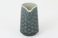 Kronjydenアズール、ブルーカラーのクリーマーです。1957年にKronjydenから制作が始まったシリーズは、その後Nissen、Bing&Grondahlと引き継がれ長く愛されたシリーズとなりました。デンマークではスウェーデンやフィンランドの陶器メーカーと並んで今でも非常に人気のある商品となります。